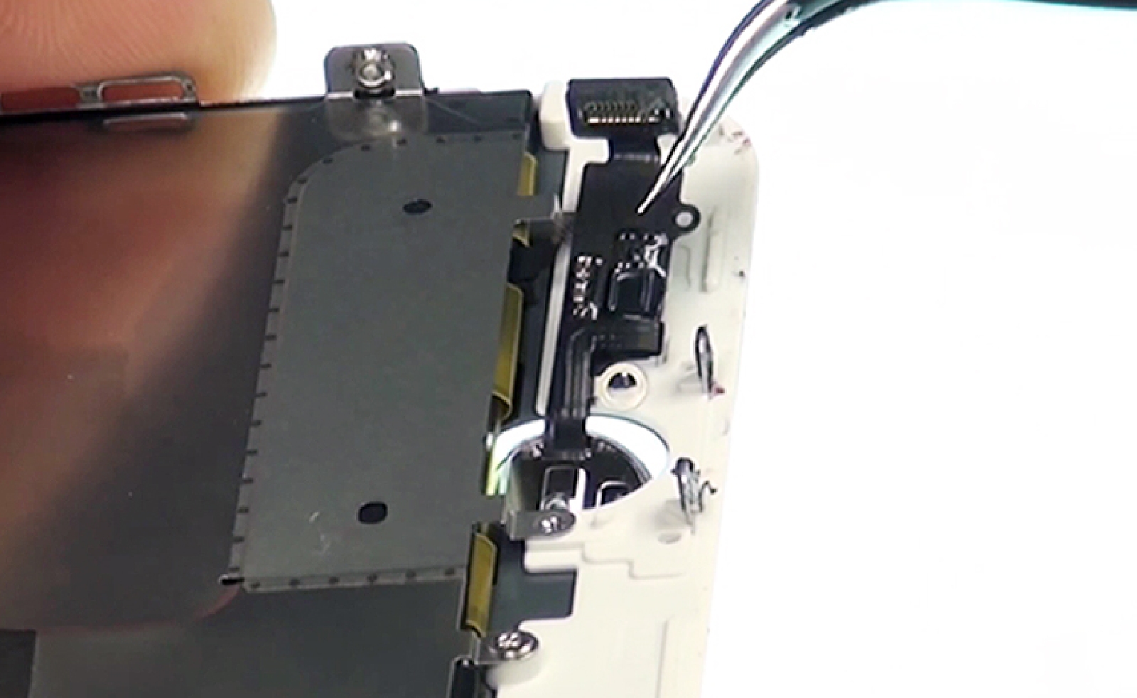 Changement d'écran complet pré-monté (châssis+vitre+LCD) sur iPhone 7 Plus photo 2